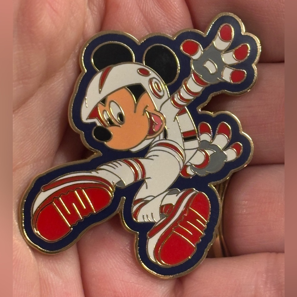 Mickey Mouse Mission Space Series Astronaut Pin 2003